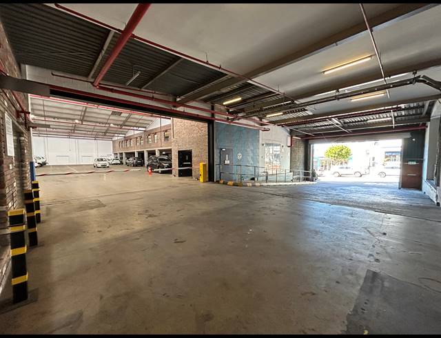 85M² BUILDING TO LET IN WOODSTOCK